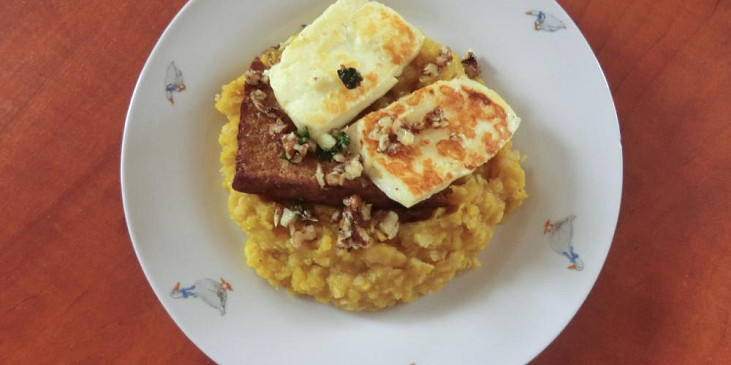 Dýňovo-čočkové pyré s grilovaným tofu a sýrem halloumi