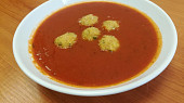 Rajčatová polévka s tofu knedlíčky