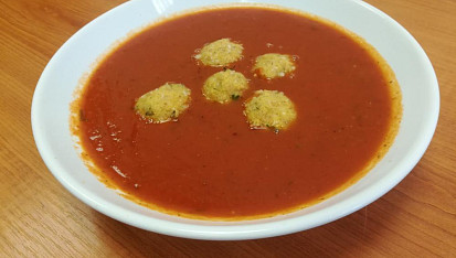 Rajčatová polévka s tofu knedlíčky