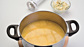 Celerová polévka s nivou