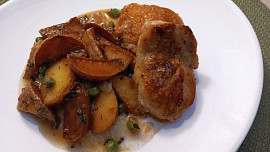 Kuřecí Vesuvio s hráškem a bramborami z jedné pánve