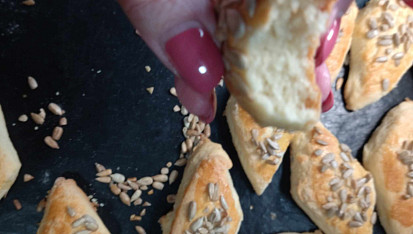 Drobné křehké slané pečivo s droždím