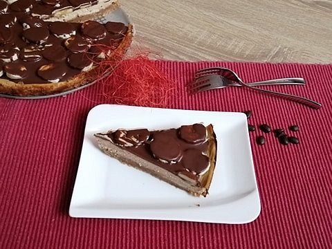 Kávový cheesecake se skořicovými sušenkami a banánem