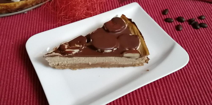 Kávový cheesecake se skořicovými sušenkami a banánem