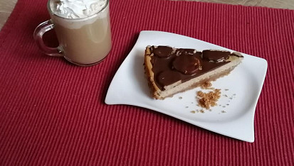 Kávový cheesecake se skořicovými sušenkami a banánem