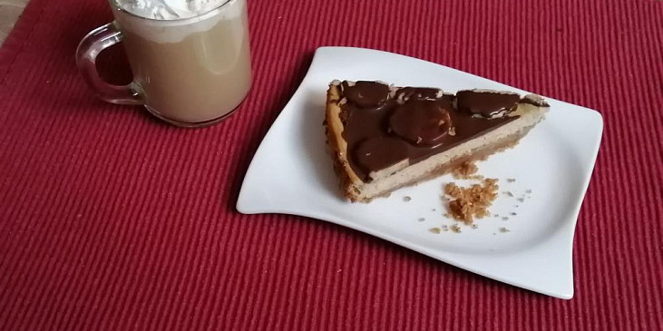 Kávový cheesecake se skořicovými sušenkami a banánem