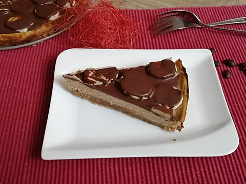 Kávový cheesecake se skořicovými sušenkami a banánem