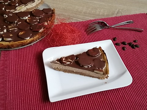 Kávový cheesecake se skořicovými sušenkami a banánem