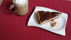 Kávový cheesecake se skořicovými sušenkami a banánem