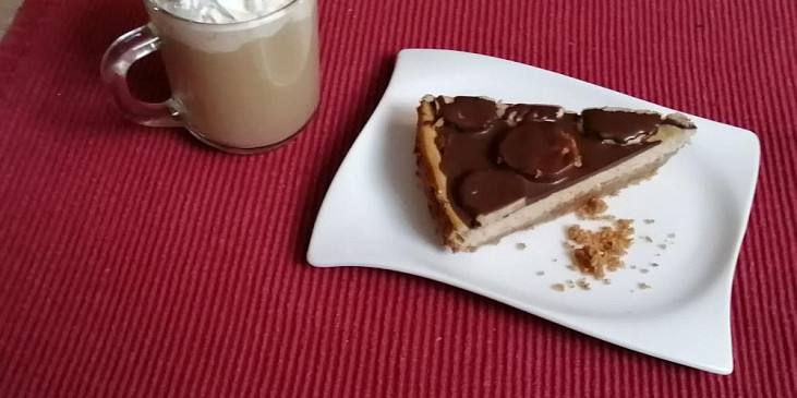 Kávový cheesecake se skořicovými sušenkami a banánem