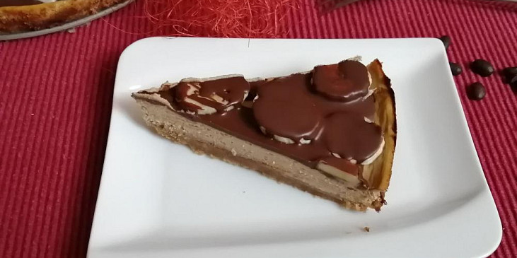 Kávový cheesecake se skořicovými sušenkami a banánem