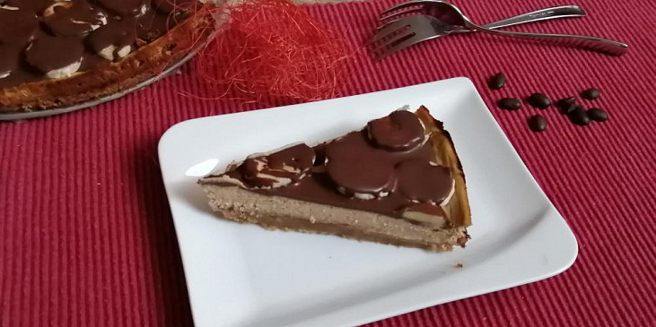 Kávový cheesecake se skořicovými sušenkami a banánem