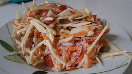 Salát ze zelí a bílé ředkve