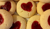 Máslové sušenky s džemem (Pinterest heart cookies)