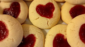 Máslové sušenky s džemem (Pinterest heart cookies)