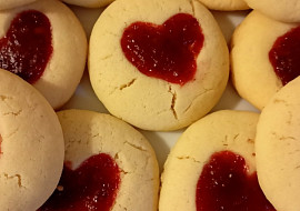 Máslové sušenky s džemem (Pinterest heart cookies)