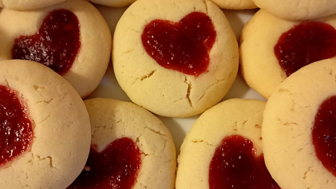 Máslové sušenky s džemem (Pinterest heart cookies)