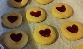 Máslové sušenky s džemem (Pinterest heart cookies)