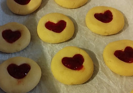 Máslové sušenky s džemem (Pinterest heart cookies)