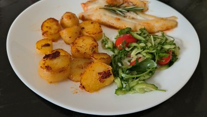 Platýs s paprikovou pastou na rozmarýnových bramborách., Poněkud inovovaný recept. Vše na olivovém oleji a místo paprikové pasty použitá pikantnější korejská pasta gochujang. Dobrou chuť.