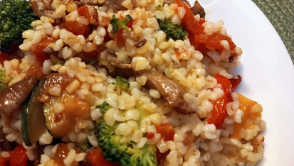 Bulgur s hlívou, brokolicí, paprikami, cuketou a rajčátky