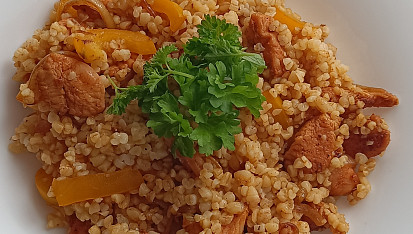 Bulgur s osmaženou zeleninou a kuřecím masem