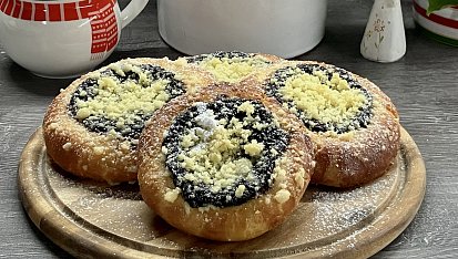 Koláče s povidlovo-makovou náplní a se švestkami