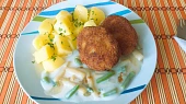 Mleté kuřecí kuličky ve fazolkové omáčce