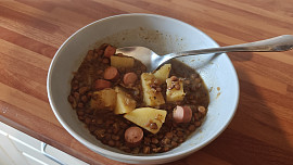 Čočková polévka s klobásou a bramborami