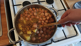 Čočková polévka s klobásou a bramborami