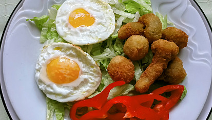 Smažené žampiony, volská oka a ledový salát s kapií