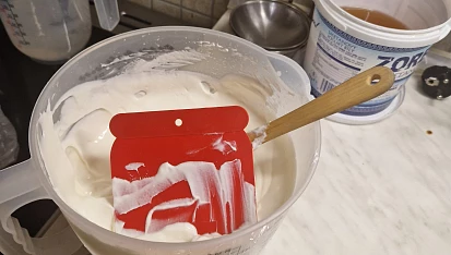 Nepečený piškotový dort s ovocem a zakysanou smetanou