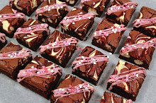 Red velvet brownie s tvarohem