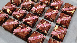 Red velvet brownies s tvarohem