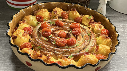 Terč z vinné klobásy se slaninou, zapečený s bramborem a  čedarem
