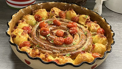 Terč z vinné klobásy se slaninou, zapečený s bramborem a  čedarem