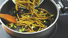 Filé se zelenými fazolkami a žampiony