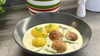 Mleté kuřecí kuličky ve fazolkové omáčce