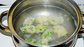 Brokolicová polévka se sýrovými noky