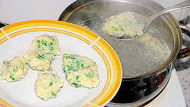 Brokolicová polévka se sýrovými noky