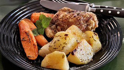 Kuřecí stehno s pečenou mrkví a květákem (vhodné pro diabetiky typu 2)