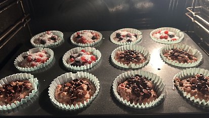 Light muffiny s ovesnými vločkami, jablkem, medem a bez tuku, Místo normální mouky špaldová místo mědi datlový sirup jablka jsem nastrouhala a taky pecka