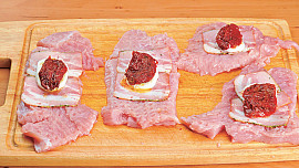 Krůtí roládky se sušenými rajčaty