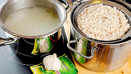 Polévka z uzeného masa s krupkami a zeleninou