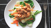 Salát z pak choi s kuřecím masem