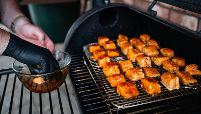 Lososové barbecue kostky