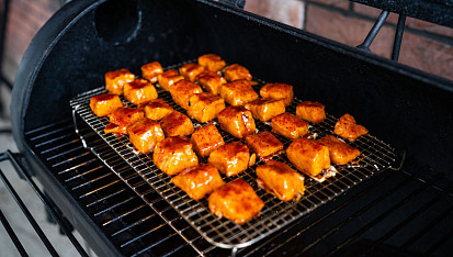 Lososové barbecue kostky