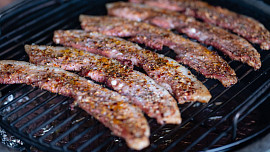 Pikantní bůčkové plátky z grilu