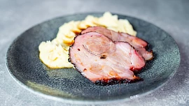 Rožněná krkovice v celku na grilu