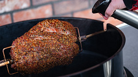 Rožněná krkovice v celku na grilu